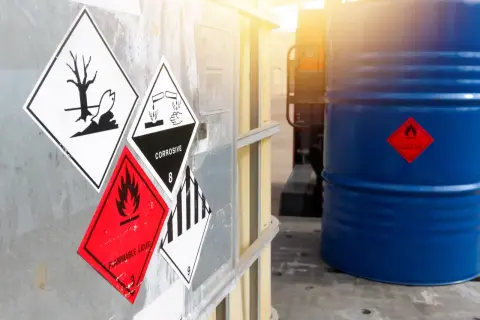 Panneaux de danger : inflammable, corrosif, toxique pour l'environnement. Ces symboles, souvent vus dans le cadre de l'ADR, indiquent les risques liés au transport de matières dangereuses.