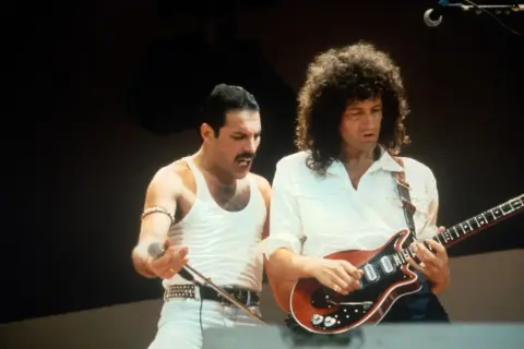 Freddie Mercury i Brian May z Queen podczas legendarnego koncertu Live Aid.