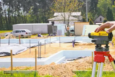 Co robi geodeta na budowie? Kluczowe zadania na każdym etapie