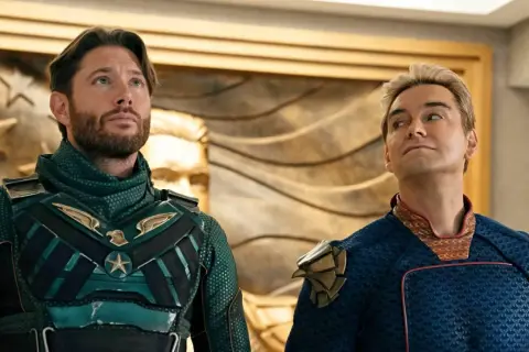 Homelander und Soldier Boy blicken nach oben, bereit für die neue Staffel von "The Boys".