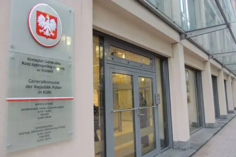 Tablica informacyjna Konsulatu Generalnego RP w Kolonii. To nie ambasada, a placówka dyplomatyczna niższego szczebla.