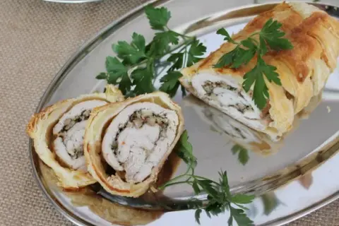 Pyszna rolada z kurczaka w cieście francuskim - sprawdzony przepis krok po kroku