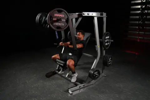 Man tränar decline press på ett gym.