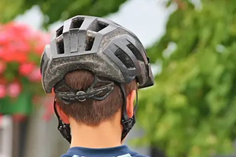 Chcesz wiedzieć, jak zmierzyć głowę do kasku? Zobacz, jak dopasować kask rowerowy, by był bezpieczny i wygodny.