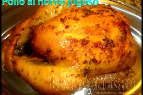 Pollo al horno jugoso, dorado y crujiente, listo para disfrutar. Un festín para los sentidos.