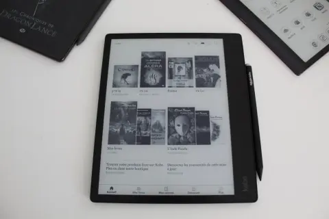 Test du Kobo Elipsa 2E : l'écran affiche des livres, dont "Cthulhu" et "1984", avec des informations de lecture.