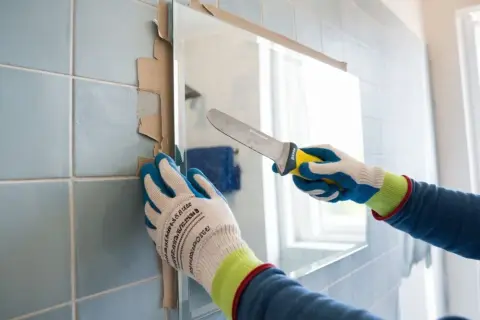 Jak bezpiecznie odkleić lustro od glazury - instrukcja bez ryzyka uszkodzeń