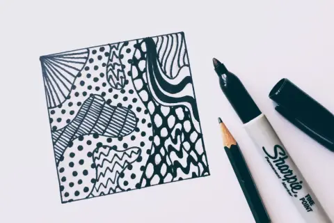 Schwarz-weiße Musterzeichnung auf Papier mit Stift und Marker.