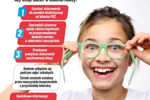 Uśmiechnięta dziewczynka z zielonymi okularami, przygotowująca się do badania wzroku. Informacje o badaniu wzroku u noworodka.