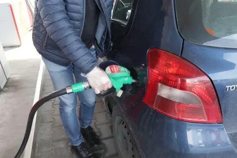 Ceny diesla w Polsce: 6,80-7,10 zł. Prognozy i triki na tańsze tankowanie