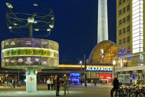 Reloj de la Amistad en Alexanderplatz, Berlín. Un lugar perfecto para escapadas con encanto, con su esfera giratoria y la torre de televisión al fondo.