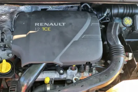 Silnik Renault 1.2 TCE z widocznymi elementami osprzętu i przewodami.