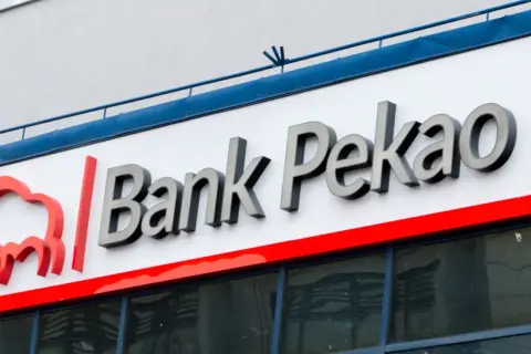 Logo Bank Pekao z czerwonym symbolem. Spokojna inwestycja z Pekao to pewność jutra.