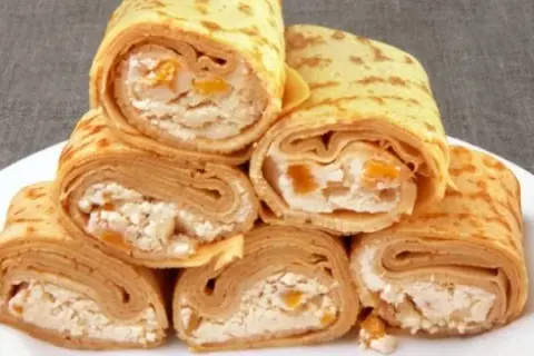 Naleśnik z serem: 250-450 kcal. Jak obniżyć kalorie i jeść bez winy?