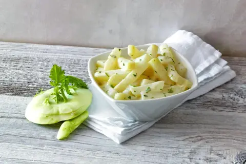 Kohlrabi in cremiger Soße, perfekt gekocht. Wie lange kohlrabi kochen? Hier ist die Antwort auf einem Teller!