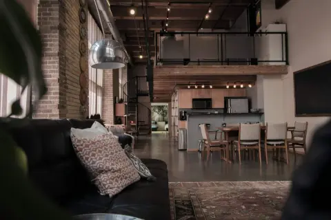 Geräumige maisonette wohnung mit offener Küche, Essbereich und gemütlichem Wohnzimmer.