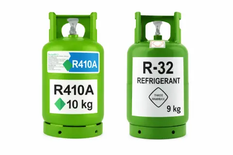 Dwie zielone butle z gazem: jedna z R410A (10 kg), druga z R-32 REFRIGERANT (9 kg). Oba to popularne czynniki chłodnicze.