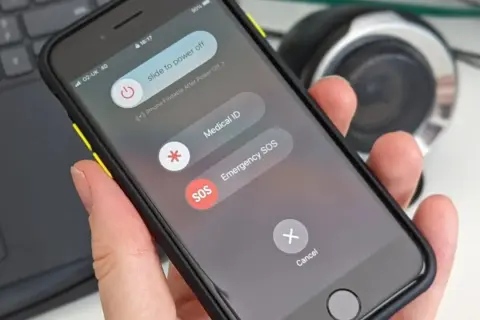 Ekran wyłączania iPhone'a: przesuń suwak "slide to power off", aby wyłączyć urządzenie. Dostępne też opcje Medical ID i Emergency SOS.