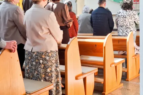 29 października. Ludzie stoją w kościele, czekając na nabożeństwo.