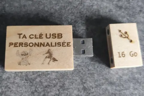 Clé USB bois personnalisée avec Stitch et un personnage en action. La clé de 16 Go est gravée.