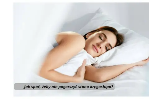 Kobieta śpi na białej pościeli, przytulając poduszkę.