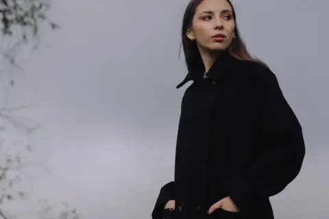 Elegancka czarna kurtka to idealna odpowiedź na pytanie, jak się ubrać na 18 stopni. Stylizacja na chłodniejszy dzień.