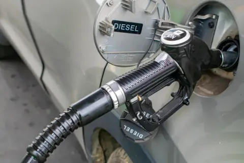 Dizel leje się do baku. Zobacz, jak zatankować auto, gdy widzisz napis DIESEL na klapce wlewu paliwa.