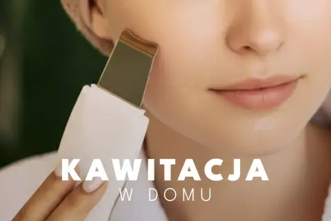 Kobieta wykonuje peeling kawitacyjny w domu. Urządzenie delikatnie oczyszcza skórę twarzy, pozostawiając ją gładką i promienną.