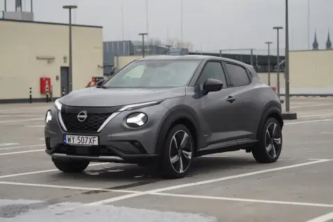Szary Nissan Juke 1.6 benzyna na parkingu.