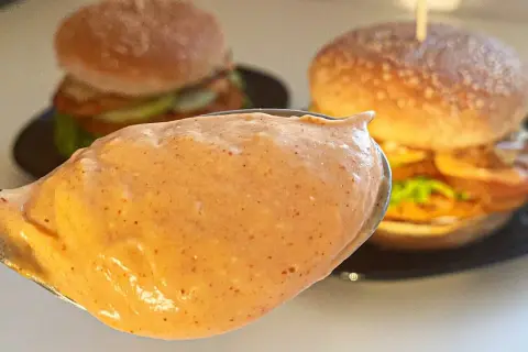 Idealny sos do hamburgera: Przepisy, które odmienią Twoje burgery