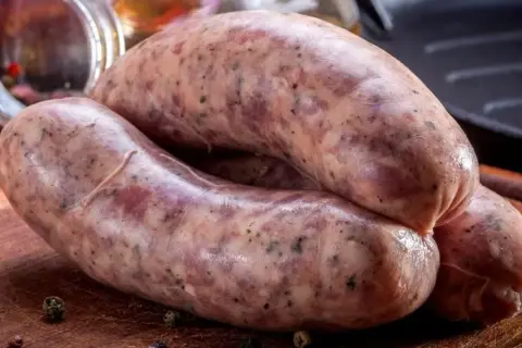 Z czego jest biała kiełbasa? Odkryj jej skład i tajemnice jakości