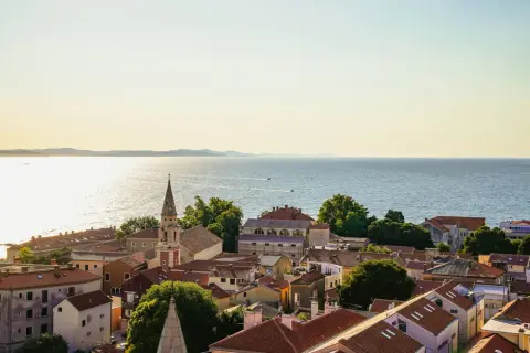 Widok na Zadar z dachu, morze i wyspy w oddali. Idealne miejsce na wakacje, gdzie zadar atrakcje dla dzieci czekają na odkrycie.
