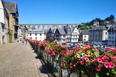 Balade fleurie à Morlaix, avec ses maisons anciennes et son viaduc imposant. Que faire à Morlaix ? Profiter de ce décor pittoresque !
