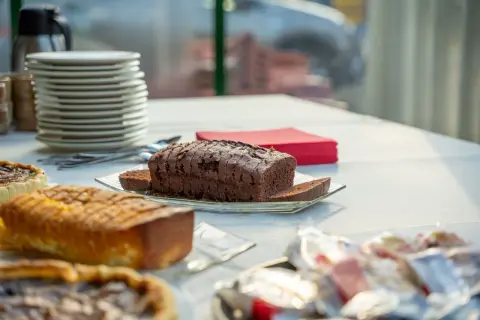 Szybkie łatwe ciasto z powidłami, czekoladowy bochenek pokrojony w plastry, obok babeczki i złocisty keks.