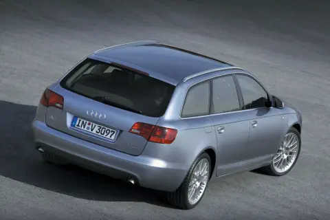 Srebrne Audi A6 C6 2.7 TDI Avant z widokiem od tyłu, zaparkowane na asfaltowej nawierzchni.