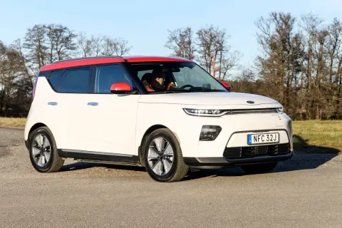 Vit Kia Soul med rött tak på grusväg, redo för ett kia soul test i naturen.