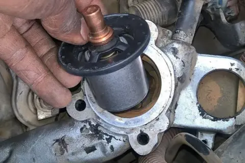 Gdzie jest termostat w Mazda 6 2.0 diesel? Oto ważne informacje