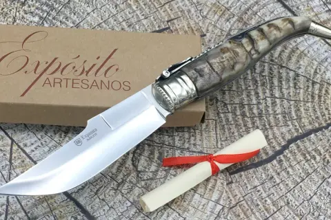 Navajas Expósito de Albacete, con mango de asta y detalle de pergamino con lazo rojo.