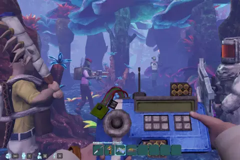 Spieler interagieren mit einem Keypad Hacker in einer fremden Welt. Die Umgebung mit ihren leuchtenden Pflanzen und Pilzen ist ein wichtiger **abiotic factor**.
