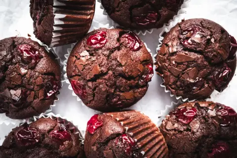 Saftige schoko kirsch muffins mit Schokoladenstückchen und Kirschen, bereit zum Genießen.