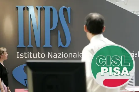 Persone davanti all'INPS, forse per pratiche di invalidità dopo intervento chirurgico.