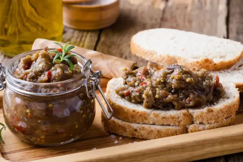 Pyszna pasta z bakłażana z ziołami i papryką, podana na chlebie. Idealna na przekąskę.