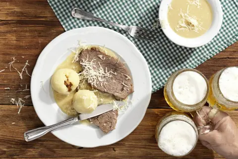 Deftiges Krenfleisch-Rezept mit Klößen, Soße und Bier. Ein Genuss für jeden Fleischliebhaber!