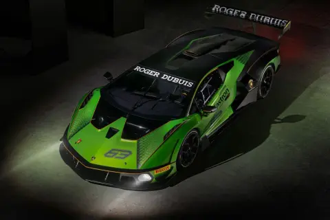Zielono-czarne, piekielne lamborghini z numerem 63 i logiem Roger Dubuis, gotowe do wyścigu.