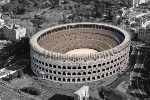 Luftaufnahme des Kolosseums, erbaut im antiken Rom, mit seinen Sitzreihen und der Arena.