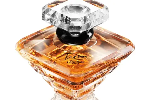 Eleganckie perfumy damskie Trésor Lancôme, ikona lat 90. Bursztynowy płyn w kryształowym flakonie.