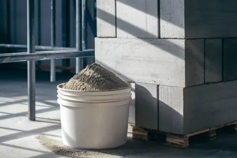Cement czy beton? Poznaj kluczowe różnice, które musisz znać