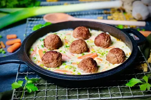 Herzhafte Frikadellen in cremiger Sauce mit Karotten und Erbsen, ein köstliches Wikingertopf Rezept.
