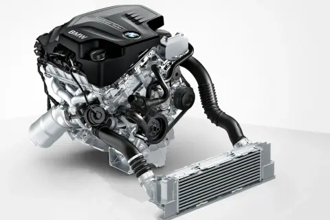 Silnik BMW TwinPower Turbo, model n20, z elementami układu dolotowego i intercoolerem.