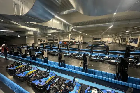 Bereit für Action auf der Kartbahn Gladbach? Mehrere Go-Karts stehen bereit, die Rennstrecke ist beleuchtet und lädt zum Gasgeben ein.